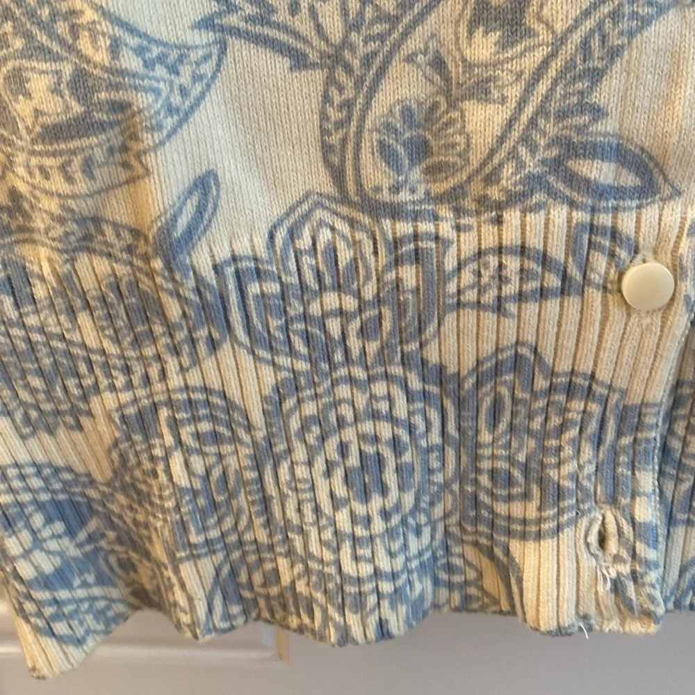 Old Navy cream background
